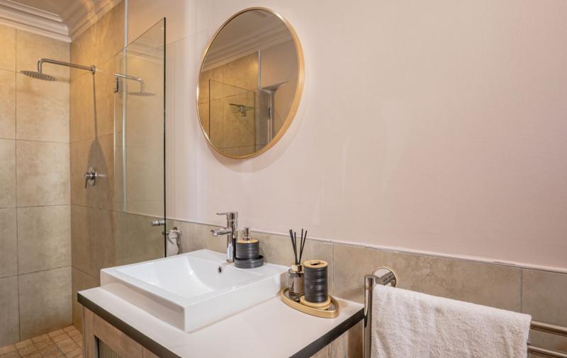 1 Bedroom Property for Sale in Sea Point Western Cape